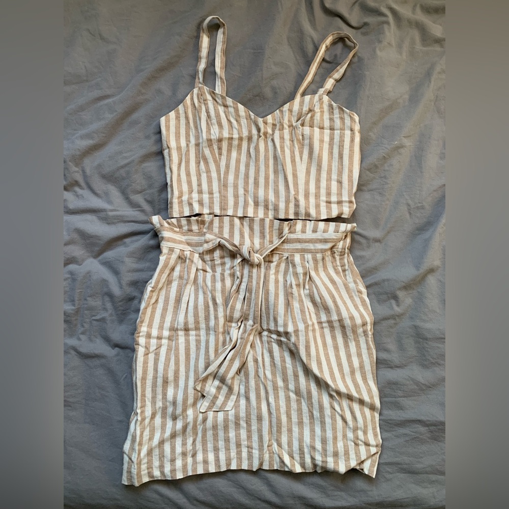 Cropped top and skirt matching set.